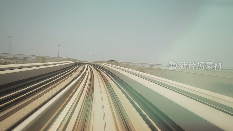 阿联酋迪拜的地铁。FPV POV在快速驱动运动。无人驾驶地铁模糊不清。阿联酋未来城市的天际线。长曝光，迪拜街头地铁。隧道